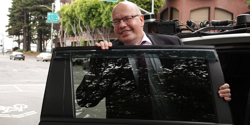 Peter Altmaier steigt in ein Auto