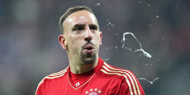 Der Fußballer Franck Ribery spuckt auf das Spielfeld