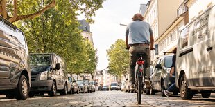 Ein Radfahrer fährt durch die Bahrenfelder Straße in Hamburg-Ottensen.