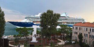 Die Marella Discovery 2, ein großes, mehrstöckiges Kreuzfahrtschiff vor dem Hafen Venedigs.