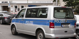 Ein Polizeiauto steht vor der Parteilzentrale der Linken