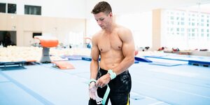 Berlin Finals: Turner Philipp Herder bindest dich gerade Bandagen vor dem Training im olympischen Trainingszentrum Kienbaum