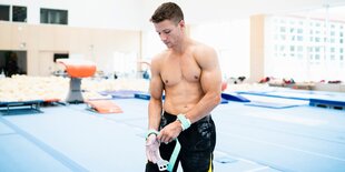 Berlin Finals: Turner Philipp Herder bindest dich gerade Bandagen vor dem Training im olympischen Trainingszentrum Kienbaum