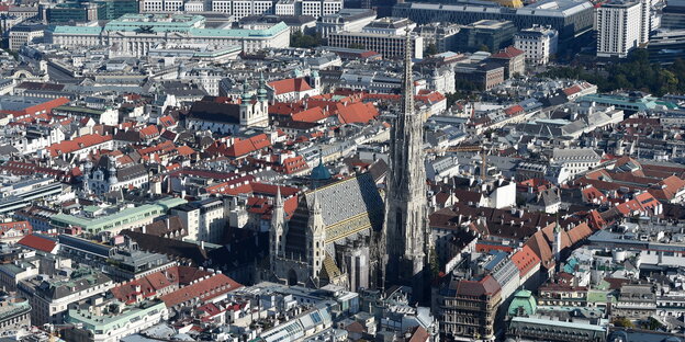 Dächer und ein Kirchturm in der Mitte. Blick auf die Wiener Altstadt