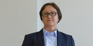 Die sächsische Landeswahlleiterin Carolin Schreck mit Anzug und Brille