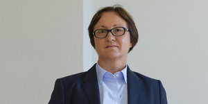 Die sächsische Landeswahlleiterin Carolin Schreck mit Anzug und Brille