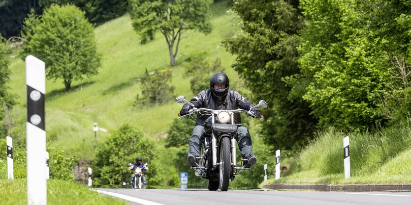 Ein Motorrad auf einer Landstraße im Grünen