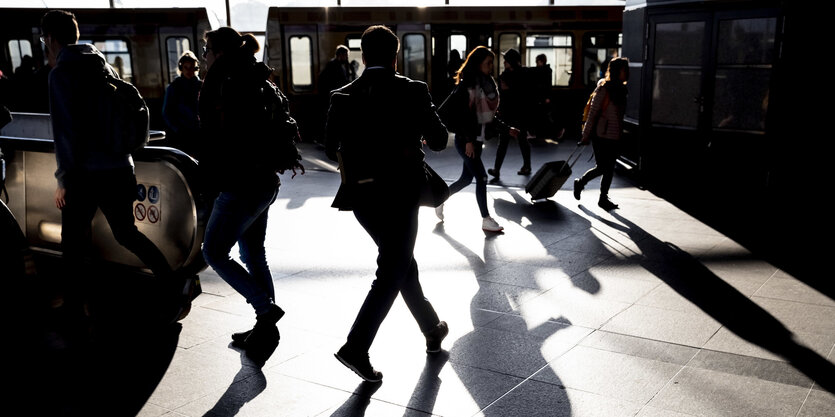 Videoüberwachung am Südkreuz: An der S-Bahn werfen Passagiere lange Schatten