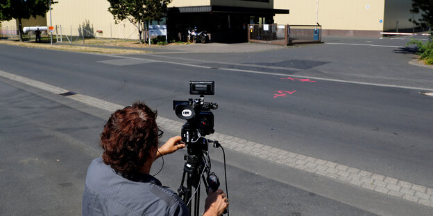 Kamermann filmt eine Straße, den Tatort