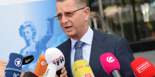 Alexander Badle mit vielen Mikros vor sich Alexander Badle mit vielen Mikros vor sich