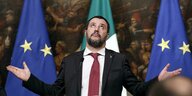 Italiens Innenminister Matteo Salvini gibt eine Pressekonferenz, gestikuliert und blickt gen Himmel