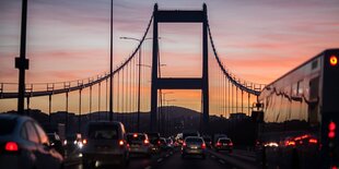 Autos im Morgengrauen auf einer Brücke