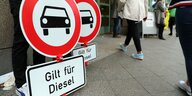 Dieselfahrverbote: Umweltschützer demonstrieren mit Schildern dafür