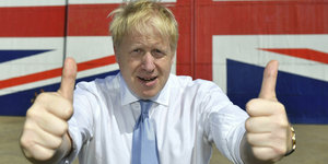 Boris Johnson vor einer britischen Flagge