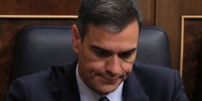 Sánchez mit gesenktem Blick