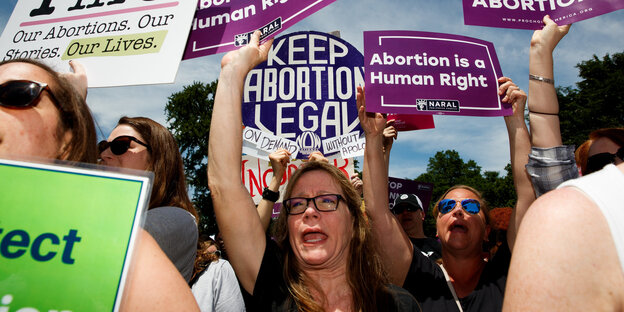 Mehrere Frauen demonstrieren mit Plakaten in der Hand für Abtreibungen in den USA.