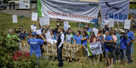 Gegner der Elbvertiefung protestieren am Elbufer zum Auftakt des Fahrrinnenausbaus für die Elbvertiefung.