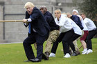 Boris Johnson beim Tauziehen