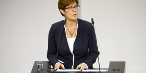 Annegret Kramp-Karrenbauer spricht an einem Rednerpult