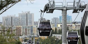 Seilbahnkabinen in Marzahn mit Hochhäusern im Hintergrund