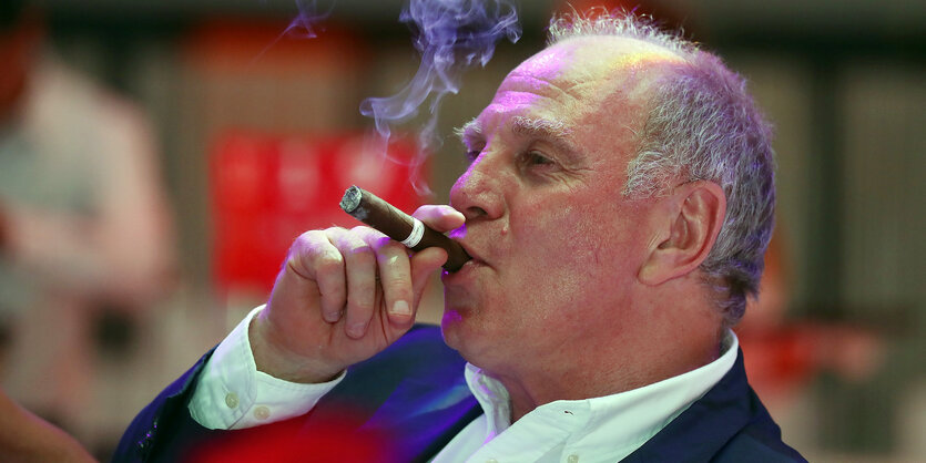 Uli Hoeneß raucht eine Zigarre