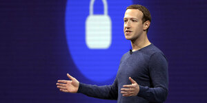 Der Gründer von Facebook, Mark Zuckerberg, spricht auf einer Bühne