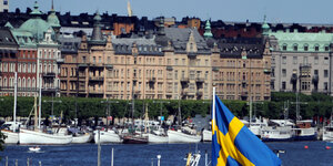 Ein Blick auf die schwedische Hauptstadt Stockholm vom Hafen aus