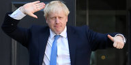Boris Johnson steht vor der Tory-Parteizentrale und reckt einen Daumen hoch