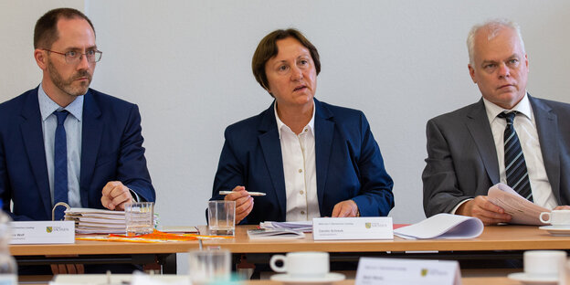 Die Schriftführer des Landeswahlausschusses in Sachsen, dieentschieden haben, dass die AfD nur mit stark gekürzter Liste bei der Landtagswahl antreten darf
