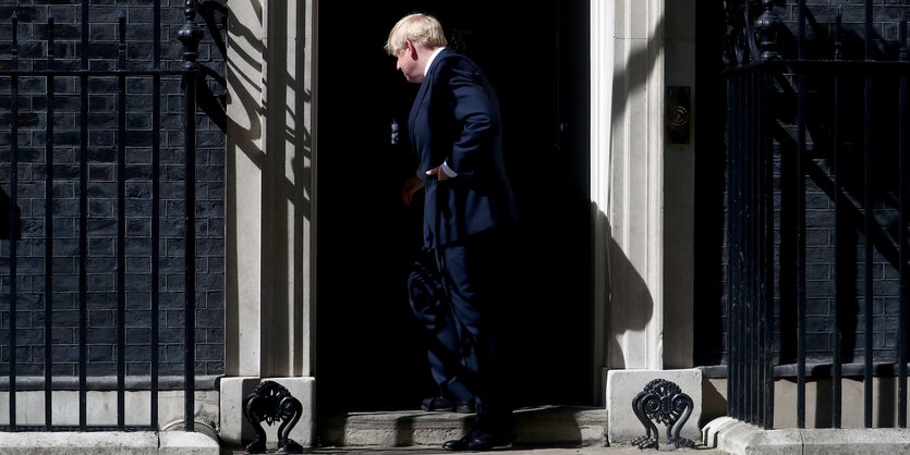 Boris Johnson tritt in die Downing Street 10