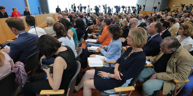 JournalistInnen sitzen in der Bundespressekonferenz