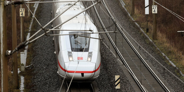 Ein ICE 4 der deutschen Bahn befährt die Strecke Göttingen-Hannover