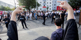 Zwei Mittelfinger werden den Nazis entgegengestreckt