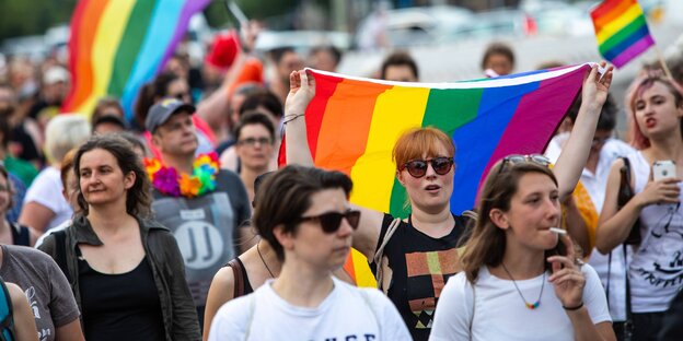 Frauen demonstrieren mit Regenbogenfahnen beim Dyke March in Berlin