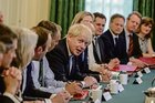 Boris Johnson sitzt mit mehreren Menschen an einem Tisch, es ist die erste Kabinettssitzung