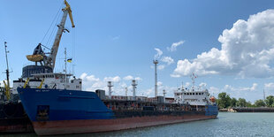 Ein Schiff in einem Hafen