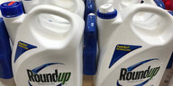 Flaschen mit dem glyphosathaltigen Pestizid Roundup von Bayers US-Tochter Monsanto