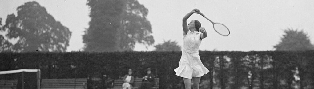 Eine Frau spielt Tennis, historisches Foto