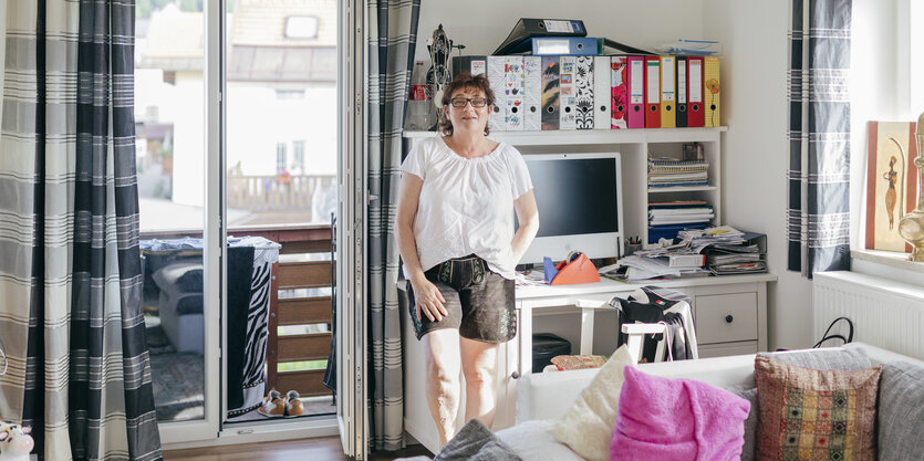 Eine Frau steht vor einem Bücherregal