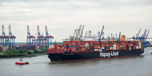 Das Hapag-Lloyd-Containerschiff "Guayaquil Express" fährt in den Hafen ein.