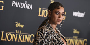 Beyoncé vor einer Wand mit der Aufschrift "Lion King"