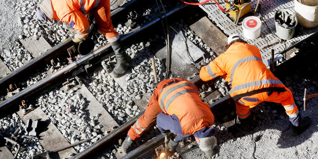 Ein Bautrupp der Bahn repariert auf der Strecke zwischen Essen und Duisburg das Gleisbett