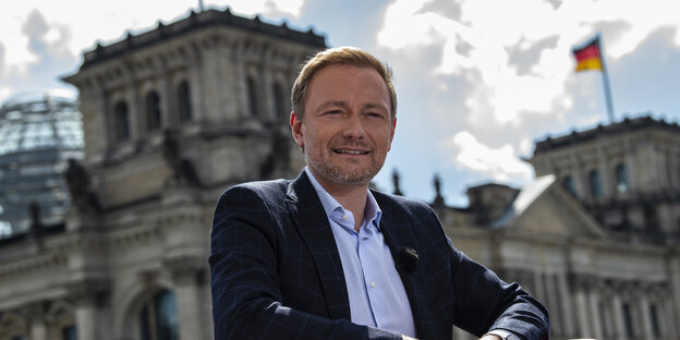 Der FDP-Vorsitzende Christian Lindner wartet vor dem Reichstag auf den Beginn der Live-Sendung "Bericht aus Berlin"