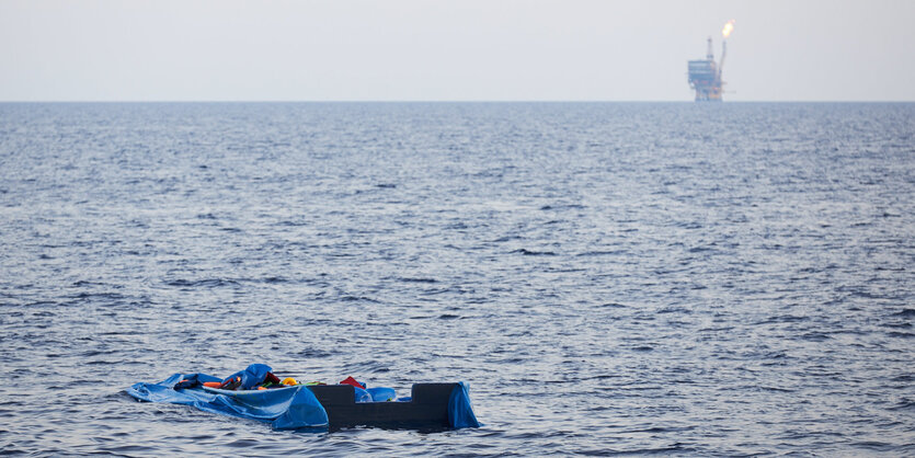 Im Wasser treibt ein Schlauchboot ohne Luft.