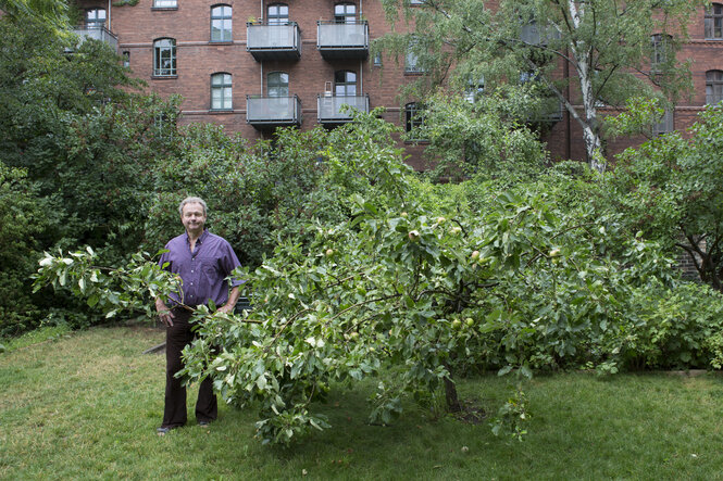 Ulf Heitmann im grünen Innenhof der Bremer Höhe