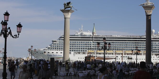 Kreuzfahrtschiff in Venedig