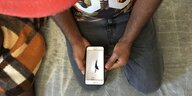 Ein Libyer zeigt auf seinem Handy das Video des rassistischen Angriffs in Dresden