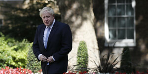 Boris Johnson geht auf der Straße vor Downing Street 10
