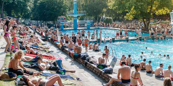 Schwimmbad mit vielen Badegästen