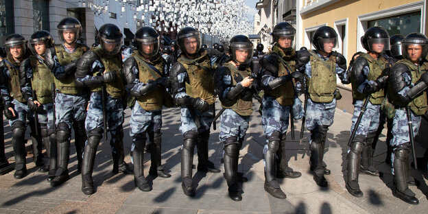 Polizisten blockieren die Straße während einer nicht genehmigten Kundgebung in Moskaus Zentrum von der Stadt